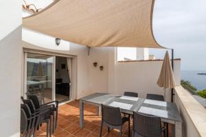 a dining room with a table and chairs at Casa Curumbico in Almuñécar