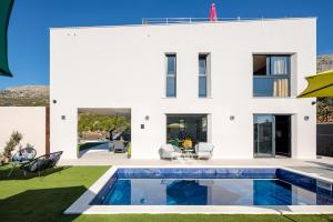Bazén v ubytovaní Luxury Villa Una Split alebo v jeho blízkosti