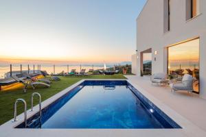 Bazén v ubytovaní Luxury Villa Una Split alebo v jeho blízkosti