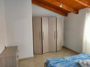 1 dormitorio con 2 armarios y 1 cama. en Da Cate - Appartamento al mare, en Grottammare