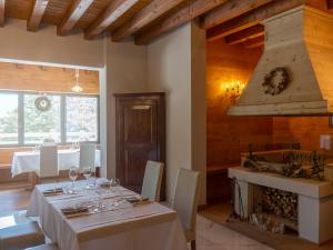 ein Esszimmer mit einem Tisch und einem Herd in der Unterkunft Relais Sauc & SPA - Agriturismo in Piancavallo
