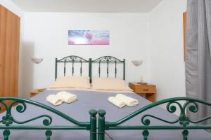 um quarto com uma cama com duas toalhas em Salento incantevole alloggio fronte mare em Marittima