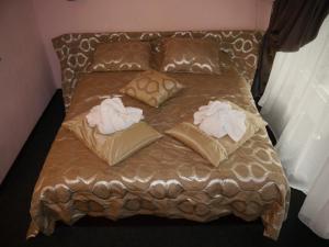 Postel nebo postele na pokoji v ubytování Kizhi ART Hotel Kharkiv