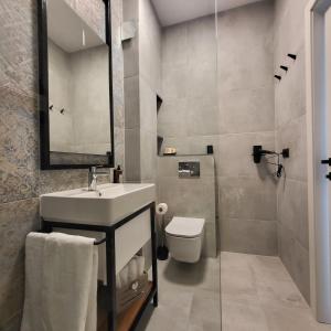 コンスタンツァにあるKuuB Apartmentsの洗面台とトイレ付きのバスルーム