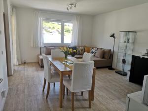 a living room with a table and chairs and a couch at Ferienwohnung Sonnenberg an der Weinstraße in Leinsweiler