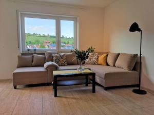Posezení v ubytování Ferienwohnung Sonnenberg an der Weinstraße