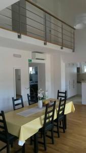 jadalnia ze stołem i krzesłami oraz kuchnia w obiekcie White Beauty luxury apt., Stari Grad, island Hvar w mieście Stari Grad +30 zdjęć