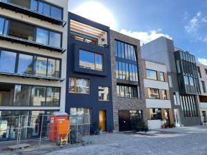 une vue sur l'extérieur d'un bâtiment en construction dans l'établissement Bed & Beach Amsterdam, à Amsterdam