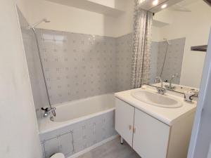 Kúpeľňa v ubytovaní Le Marmandais, T3 lumineux duplex, balcon, parking, wifi, proche thermes, ascenseur, 4 personnes