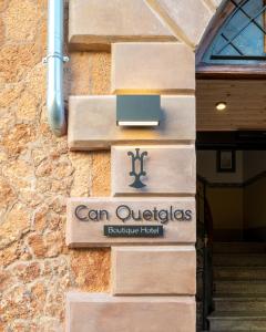 een bord aan de zijkant van een gebouw bij Hotel Can Quetglas in Palma de Mallorca