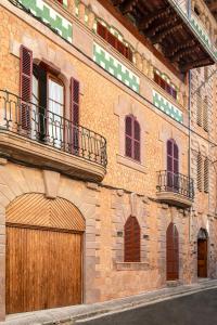 un gran edificio de ladrillo con una gran puerta de madera en Hotel Can Quetglas, en Palma de Mallorca