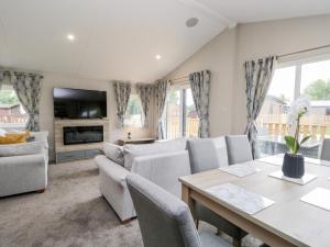 ein Wohnzimmer mit Sofa und Tisch in der Unterkunft Parkers Place in Carnforth