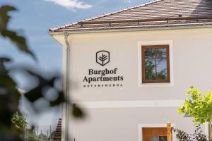 a sign on the side of a building with a window at Burghof Apartments Hoyerswerda in Hoyerswerda