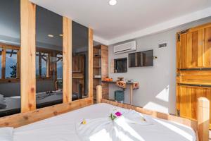 アランヤにあるCastle Boutique Hotel Alanyaの部屋にある大きな白いベッドのある寝室