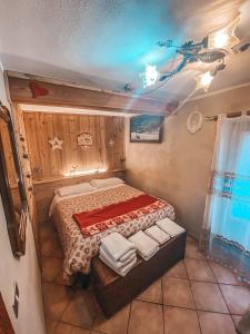 - une chambre avec un lit dans l'établissement Le Grenier de Olga e Mario, à Pré-Saint-Didier