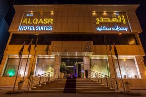 un edificio con escaleras que conducen a un hotel por la noche en Sama Al Qasr - Khurais, en Riad