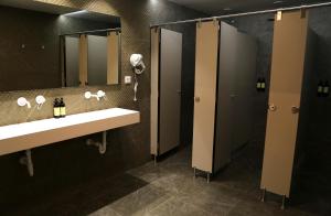 Um banheiro em Uri Hostel Bilbao Rooms BBI00060 Self check in
