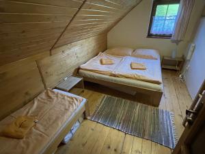 Posteľ alebo postele v izbe v ubytovaní Chata za potokom