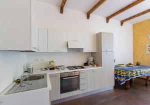 O bucătărie sau chicinetă la B&B Tenuta Fanelli