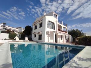 Basen w obiekcie Villa Little Castle Sea&Mountain - villa vistas al mar y piscina privada en Capistrano Village urbanización, Nerja lub w pobliżu