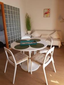 een witte tafel en stoelen in de woonkamer bij Segunda casa de Ana Lucia en la playa in Villajoyosa
