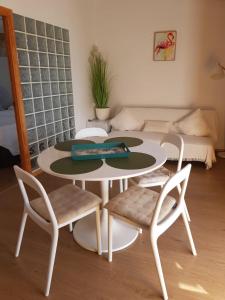a white table and chairs in a living room at Segunda casa de Ana Lucia en la playa in Villajoyosa