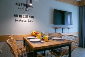Televízia a/alebo spoločenská miestnosť v ubytovaní Apartament Forest Centrum