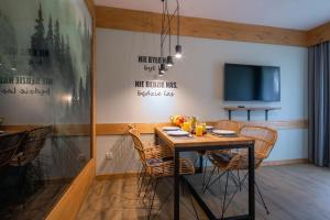 Televízia a/alebo spoločenská miestnosť v ubytovaní Apartament Forest Centrum