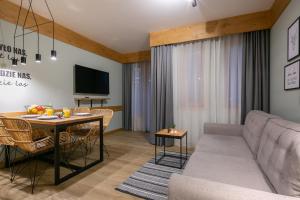 Televízia a/alebo spoločenská miestnosť v ubytovaní Apartament Forest Centrum