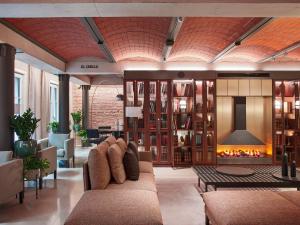 eine Lobby mit einem Sofa und einem Kamin in der Unterkunft Antiga Casa Buenavista in Barcelona