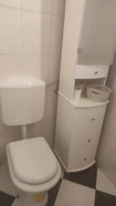 uma casa de banho branca com um WC e um lavatório em Simply Dubrovnik em Dubrovnik