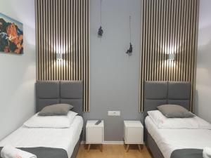 ザコパネにあるApartament Szymoszkowaの白い壁の客室内のベッド2台