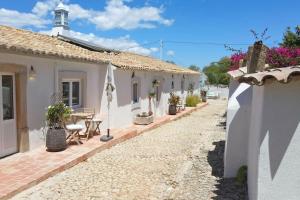 una casa con patio arredato con tavolo e sedie di Vila Lobo Algarve a Faro