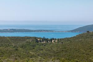 Blick auf den Ozean von der Spitze eines Hügels in der Unterkunft Luxury Holidays & Events - Villa Diva - Montenegro in Klinci