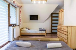 Tempat tidur dalam kamar di Domek nad Potokiem