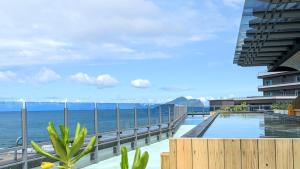 Výhled na bazén z ubytování OA HOTEL Wushih Marina nebo okolí