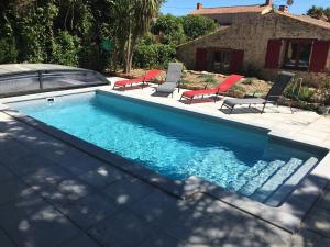 Bazén v ubytovaní LE CLOS DE LA VINIERE alebo v jeho blízkosti