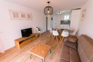 salon z kanapą i stołem w obiekcie Parque Santiago 2 Isabella 236 w Aronie +7 zdjęć