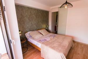 mała sypialnia z łóżkiem w pokoju w obiekcie Parque Santiago 2 Isabella 236 w Aronie