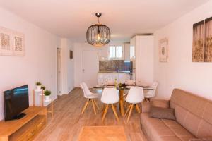 salon z kanapą i stołem w obiekcie Parque Santiago 2 Isabella 236 w Aronie