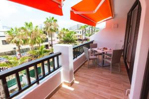 balkon mieszkania ze stołem i krzesłami w obiekcie Parque Santiago 2 Isabella 236 w Aronie