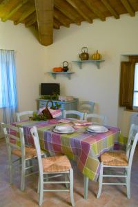 アンギアーリにあるLocanda del Viandante - Valle Apartments & Poolのダイニングルームテーブル(椅子付)、カラフルなテーブルクロス
