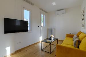 TV a/nebo společenská místnost v ubytování Meno Suite with Private Terrace - Jaccuzzi, Acropolis View