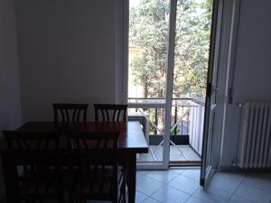 a dining room with a table and chairs and a window at Niguarda Alfred House in Bresso