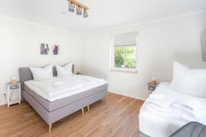 Un pat sau paturi într-o cameră la Burghof Apartments Hoyerswerda