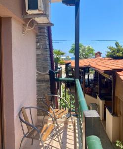 kilka krzeseł siedzących na balkonie w obiekcie Hotel Alkionis w mieście Ierissós