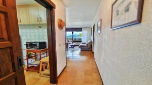 Kuchyňa alebo kuchynka v ubytovaní VACAY Apartamento Sol i Mar, vistas al mar, en la Costa Brava, L'Escala!