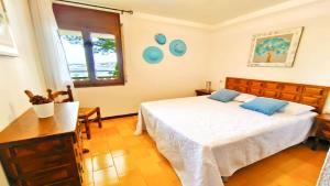 Posteľ alebo postele v izbe v ubytovaní VACAY Apartamento Sol i Mar, vistas al mar, en la Costa Brava, L'Escala!