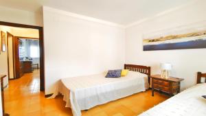 Posteľ alebo postele v izbe v ubytovaní VACAY Apartamento Sol i Mar, vistas al mar, en la Costa Brava, L'Escala!