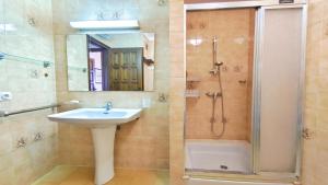 Kúpeľňa v ubytovaní VACAY Apartamento Sol i Mar, vistas al mar, en la Costa Brava, L'Escala! + 22 fotografií